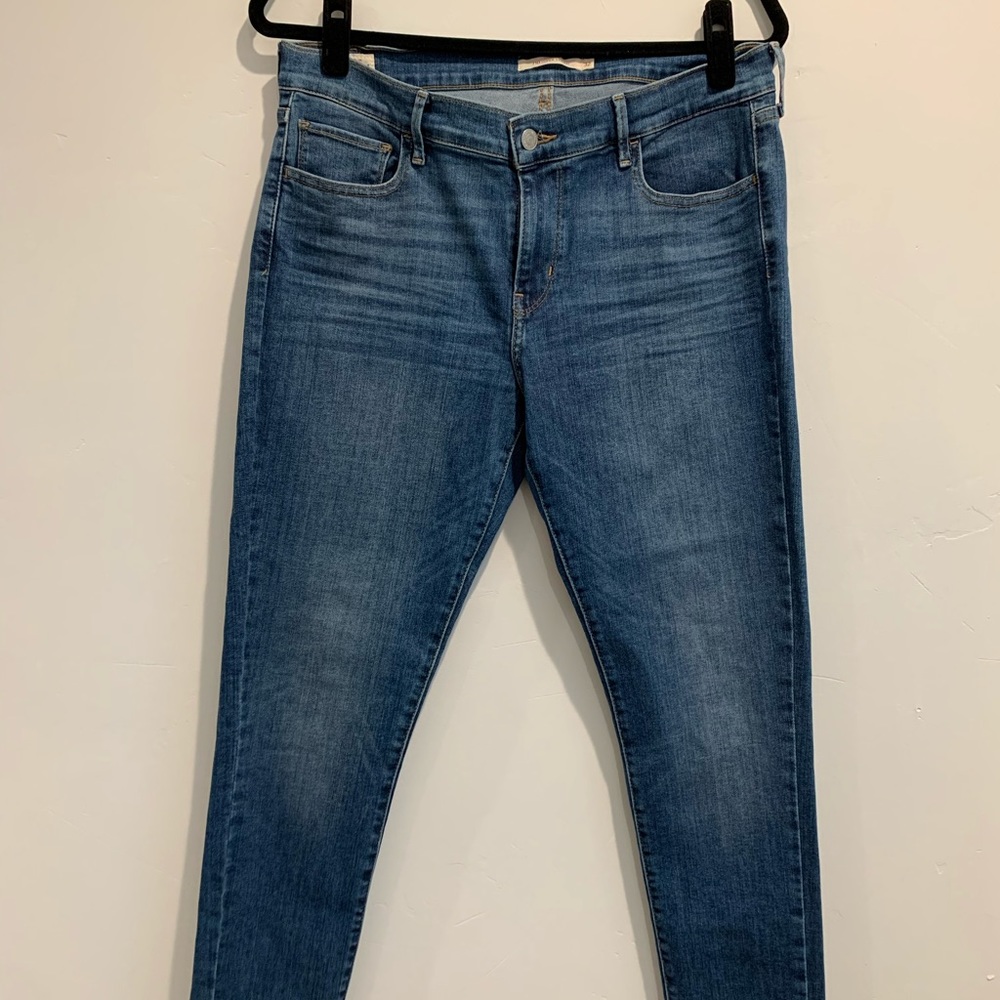 SOLD- Levi’s 710 super skinny jeans
